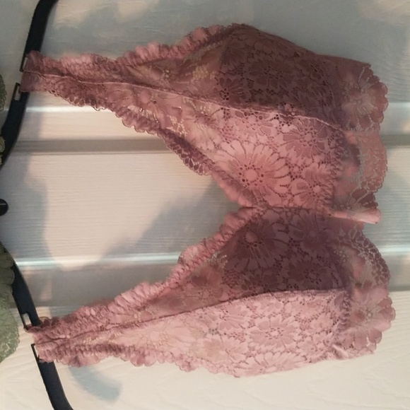NWOT 2 lacy bras, back hook closure, lightly padded cups, size L - Picture 2 of 6